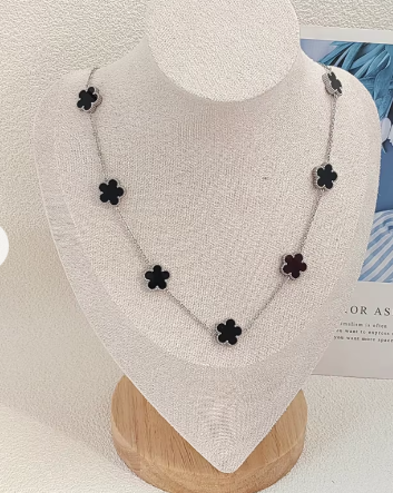 Collar de flores negras, un accesorio exclusivo de moda elegante y sofisticado.
