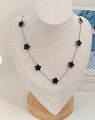 Collar de flores negras, un accesorio exclusivo de moda elegante y sofisticado.