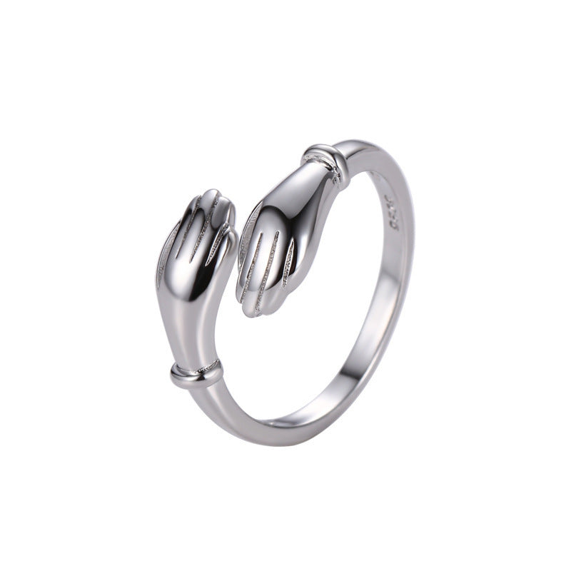 Anillo abierto de moda en plata con diseño de manos entrelazadas para un look contemporáneo