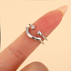 Anillo abierto moderno de acero inoxidable con diseño minimalista y brillante, ideal para cualquier ocasión