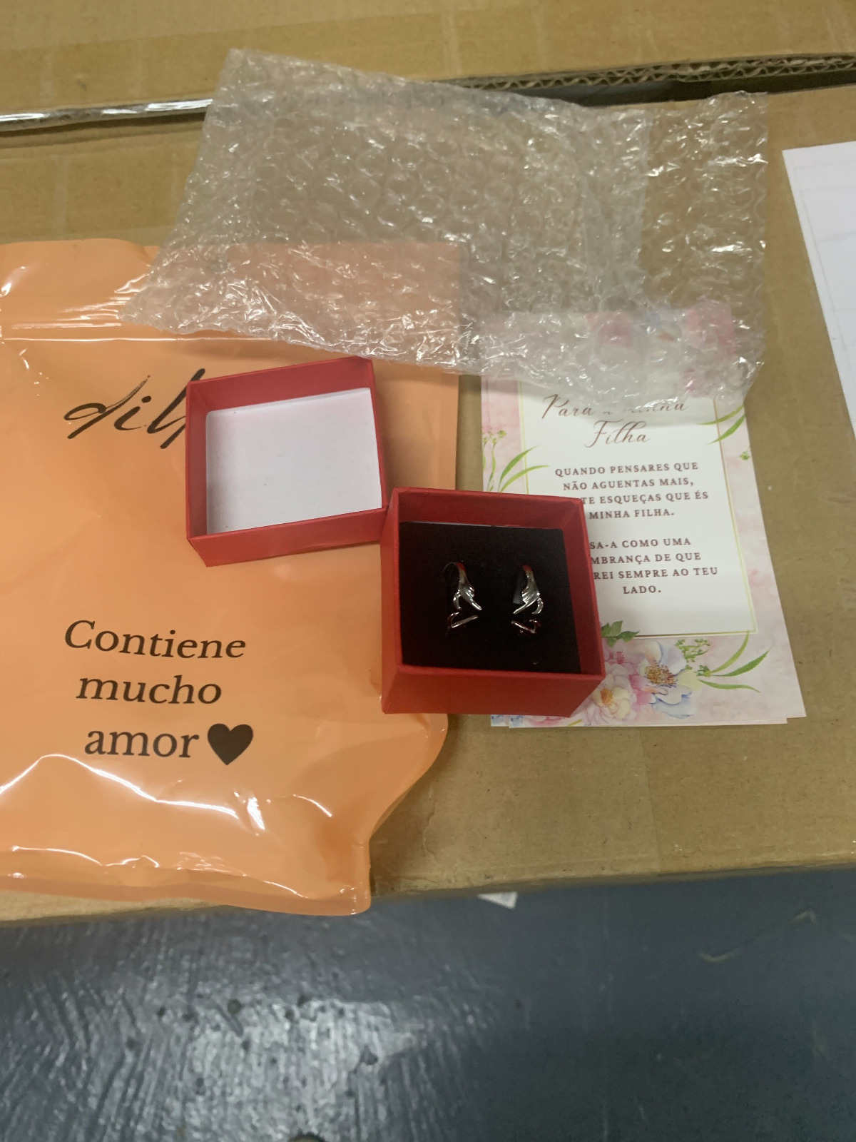 Anillo elegante duradero regalo presentado en caja roja con envoltura de burbujas para protección