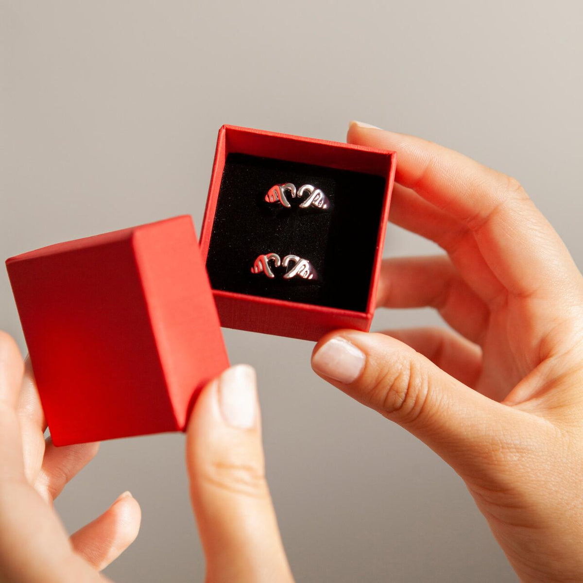 Anillo elegante duradero regalo en caja roja, ideal para ocasiones especiales.