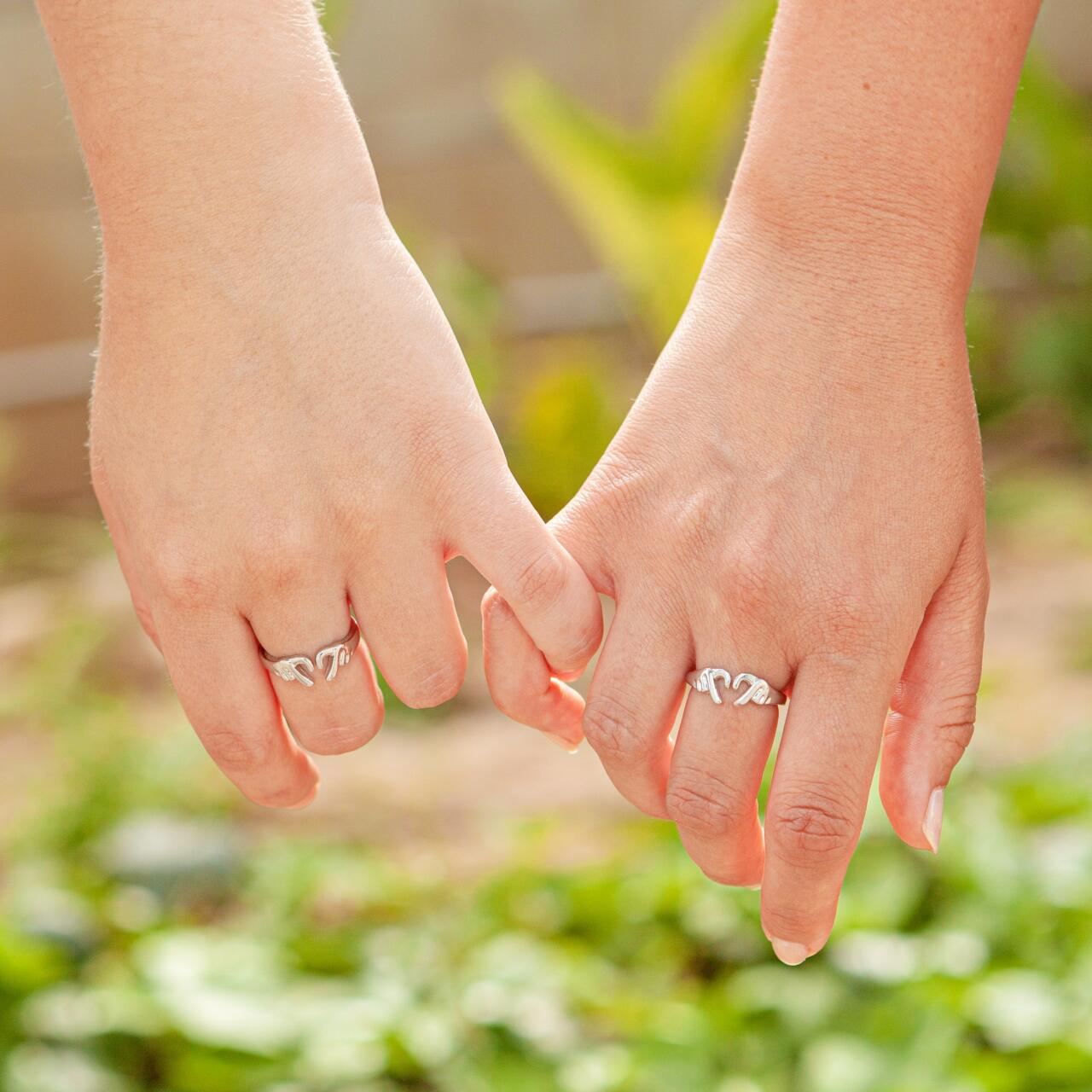 Anillo elegante duradero regalo en manos entrelazadas, ideal para ocasiones especiales