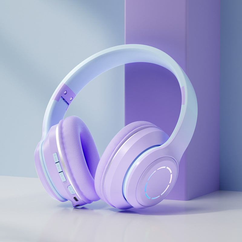 Auriculares Bluetooth plegables en color morado con controles integrados y diseño moderno