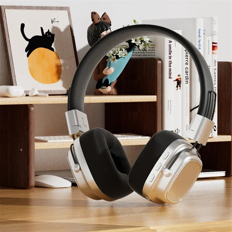 Auriculares con estilo vintage en un escritorio moderno con decoraciones artísticas