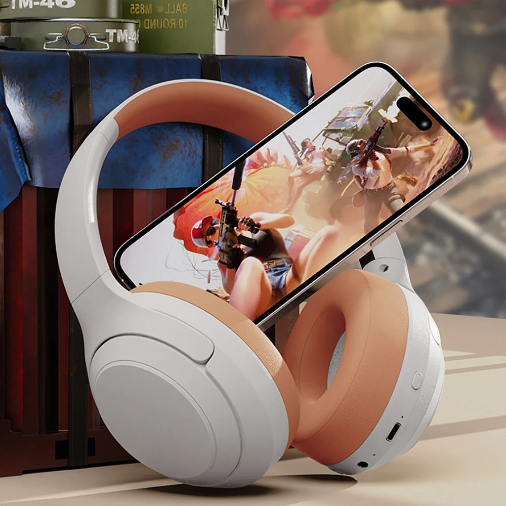 Auriculares gaming Bluetooth cómodos con almohadillas suaves y diseño moderno junto a un teléfono móvil