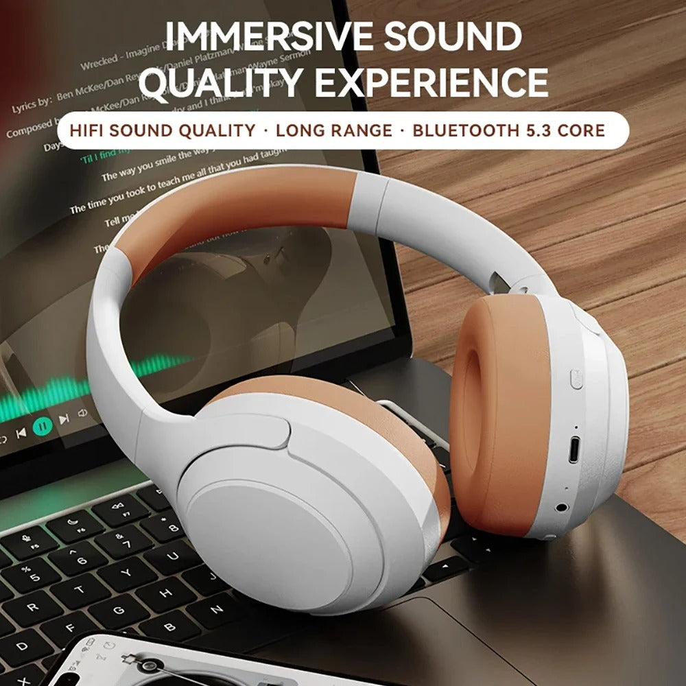 Auriculares gaming Bluetooth con sonido inmersivo y conectividad de largo alcance en color blanco y naranja
