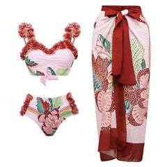 Bikini de vacaciones elegantes con detalles florales y falda sarong a juego para un estilo veraniego