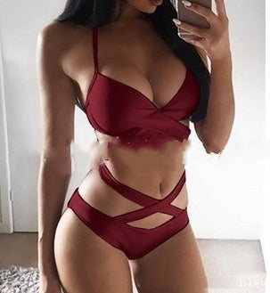 Bikini sexy ajustado en color burdeos con tirantes finos y diseño cruzado para un look atrevido