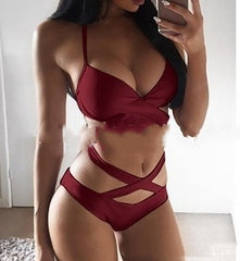 Bikini sexy ajustado en color burdeos con tirantes finos y diseño cruzado para un look atrevido