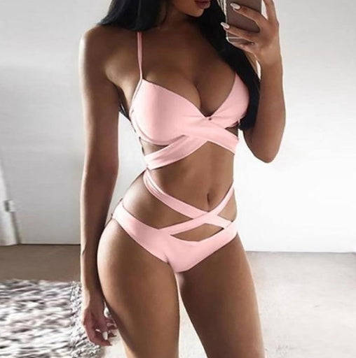 Bikini sexy ajustado en rosa con tirantes cruzados y diseño que resalta la figura