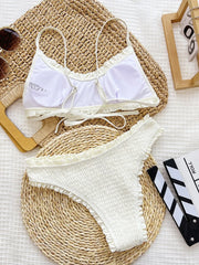 Bikini texturizado para mujer con tirantes ajustables y detalles de volantes en blanco y crema