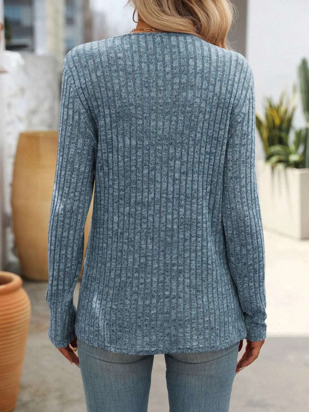 Blusa con botones moderna de tejido canalé en color azul para un look casual y elegante