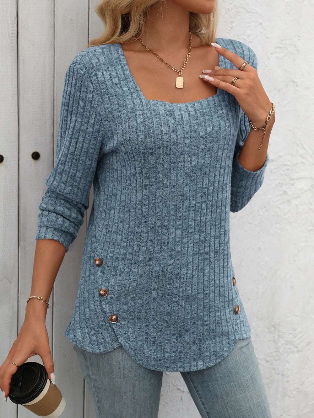 Blusa con botones moderna de canalé azul con escote cuadrado y detalles laterales en botones