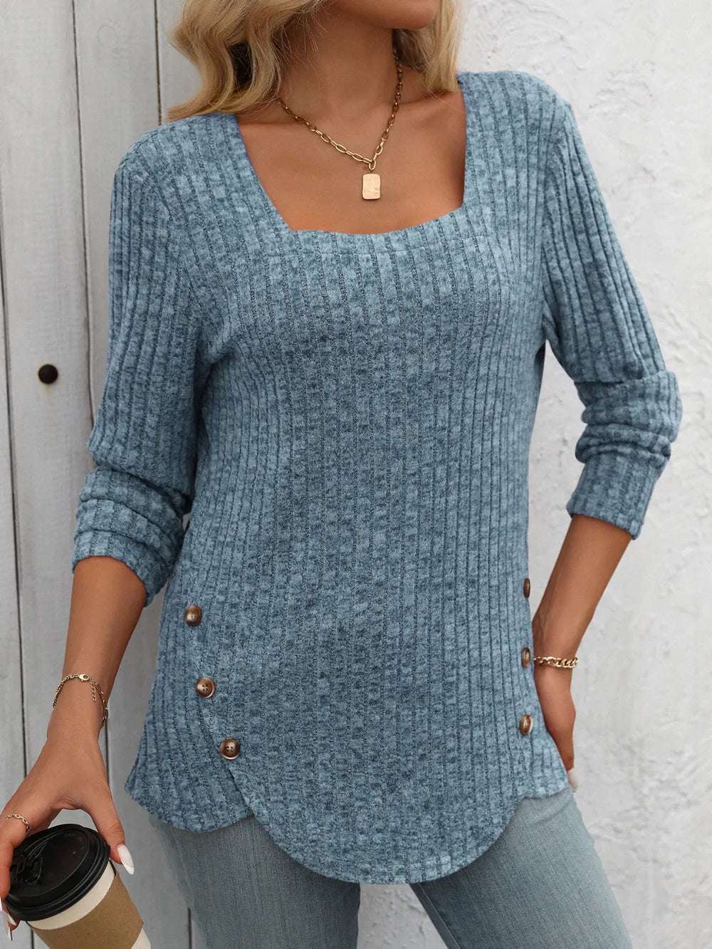 Blusa con botones moderna en azul con diseño de canalé y manga de tres cuartos