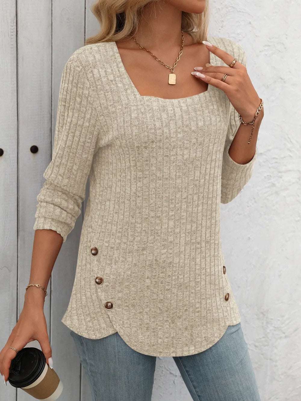 Blusa con botones moderna de tejido acanalado en color beige, ideal para un look casual y cómodo