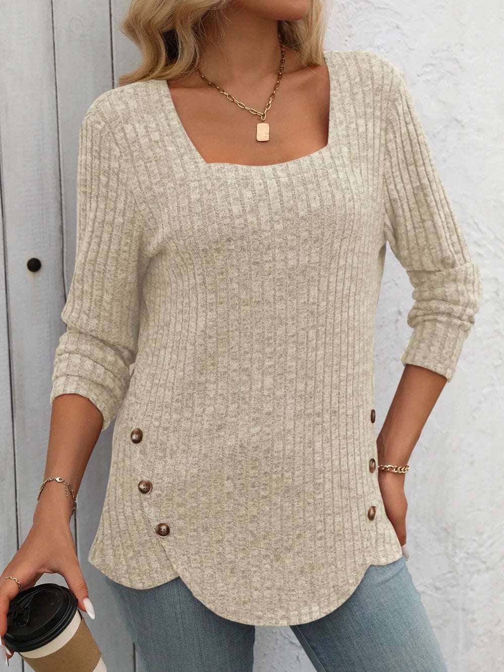 Blusa con botones moderna de punto en color beige con escote cuadrado y manga larga