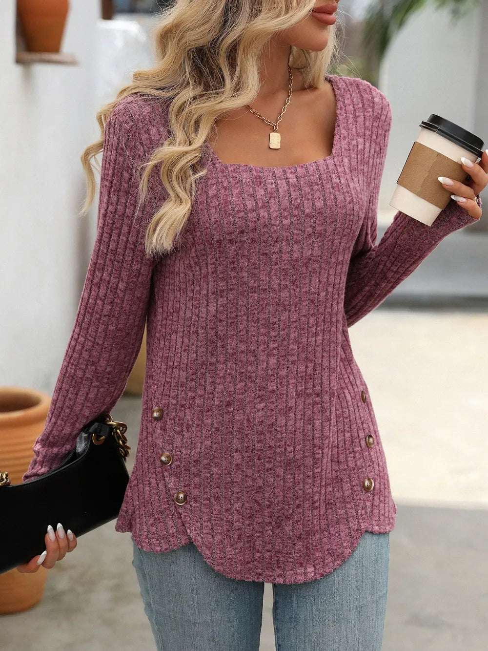 Blusa con botones moderna de color púrpura con diseño de canalé y corte en forma de onda
