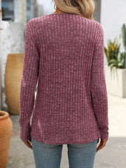 Blusa con botones moderna de manga larga en color malva con diseño de rayas finas.