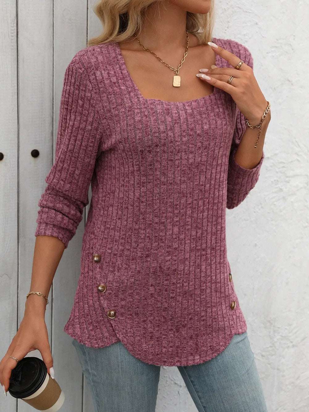 Blusa con botones moderna de color púrpura con diseño de canalé y escote amplio