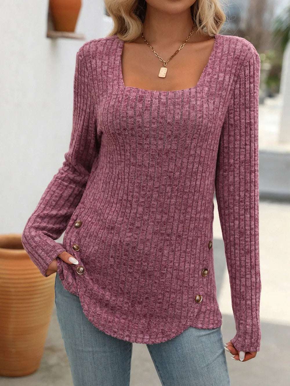 Blusa con botones moderna en color púrpura con diseño de canalé y cuello cuadrado