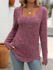 Blusa con botones moderna en color púrpura con diseño de canalé y cuello cuadrado