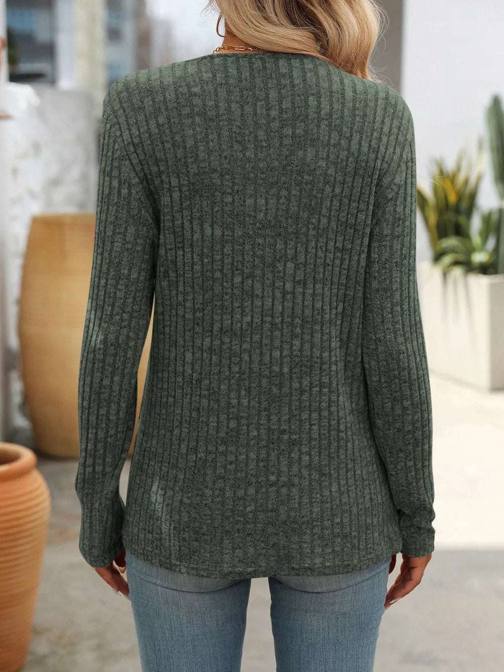 Blusa con botones moderna en color verde, de manga larga y diseño de canalé, ideal para un look casual