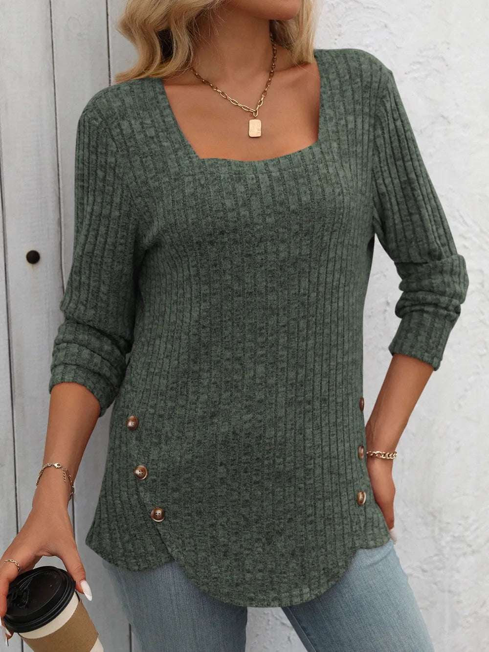 Blusa con botones moderna en verde con textura y escote cuadrado, ideal para outfits casuales