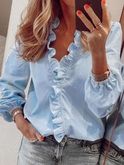 Blusa con volantes de manga larga en color celeste, ideal para outfit casual y elegante