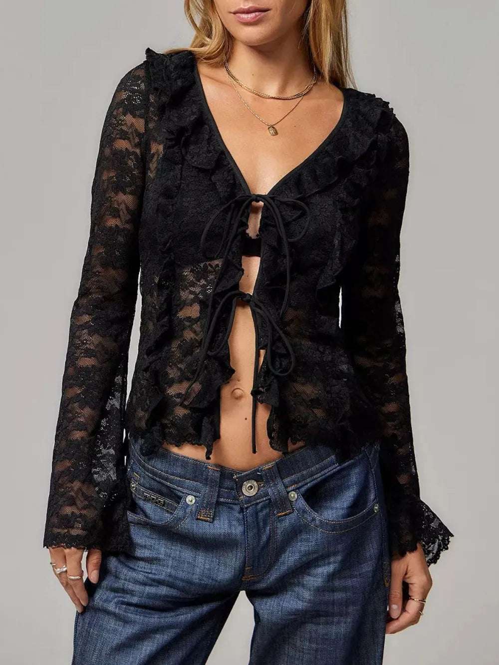 Blusa manga larga negra de encaje con volantes y lazo en el frente para un look elegante y moderno