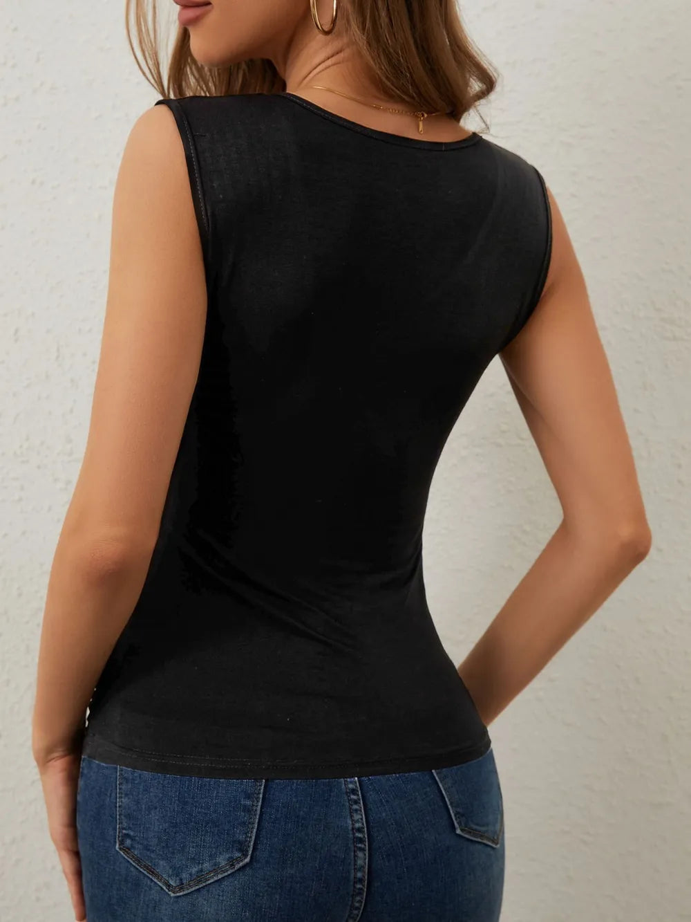 Blusa sin mangas elegante negra ajustada para un look moderno y sofisticado