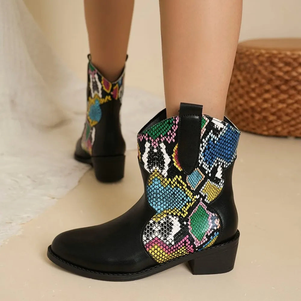 Botas de moda color block mujer en negro con estampado colorido y tacón bajo para un estilo atractivo