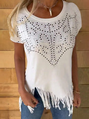 Camiseta con flecos y tachuelas en color blanco con diseño brillante y moderno para un estilo único