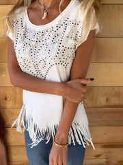 Camiseta con flecos y tachuelas blanca con diseño brillante para un estilo moderno y atractivo