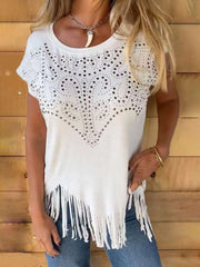 Camiseta con flecos y tachuelas en color blanco, diseño elegante con decoraciones brillantes