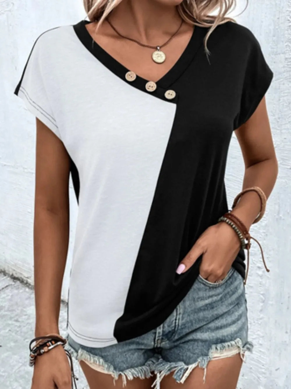 Camiseta cuello en V mujer negra y blanca con botones decorativos para un look casual