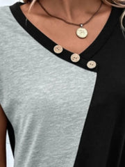 Camiseta cuello en V mujer de estilo moderno con botones decorativos en el escote
