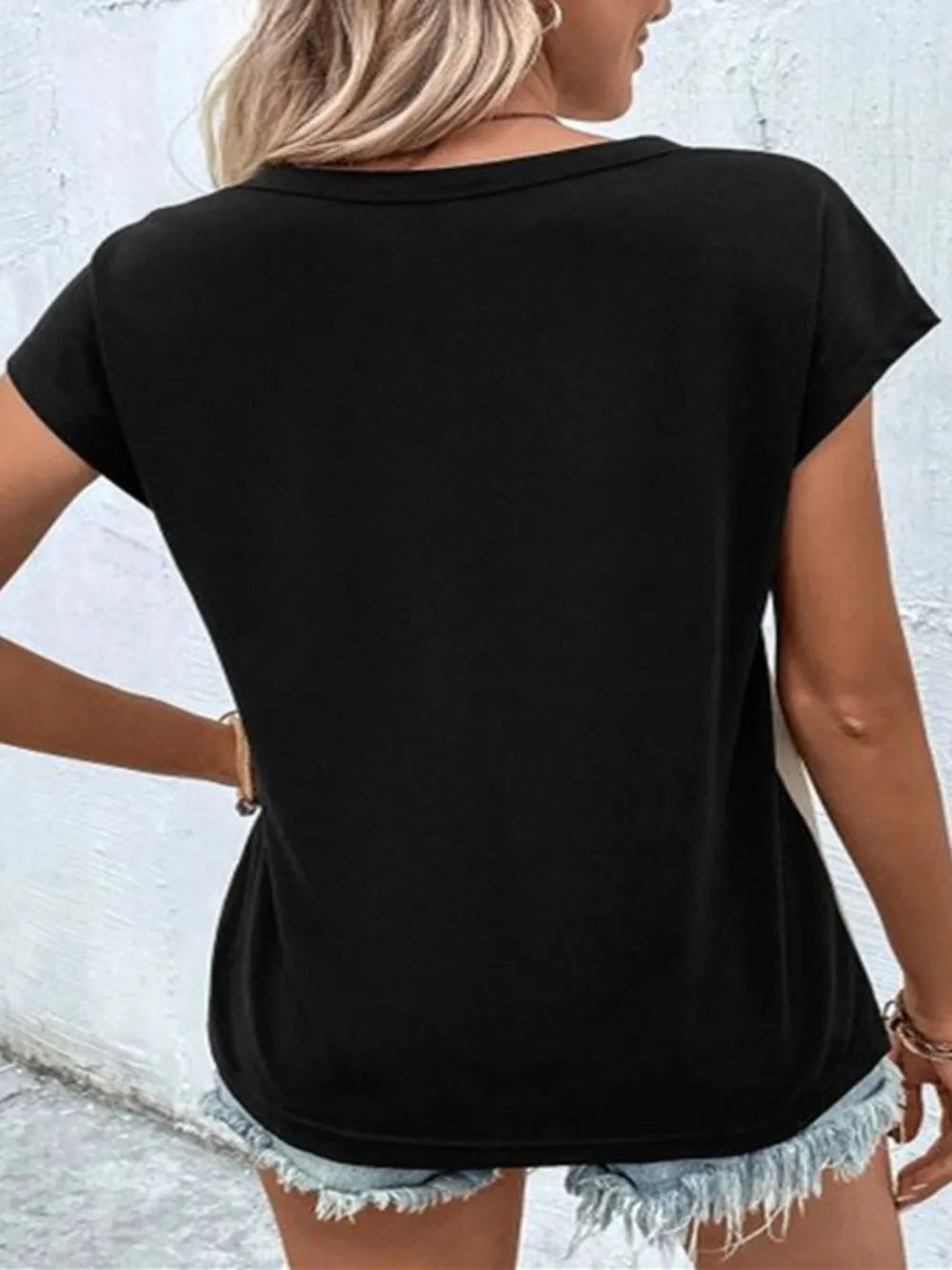 Camiseta cuello en V mujer en color negro, perfecta para el verano con un diseño cómodo y moderno