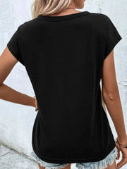 Camiseta cuello en V mujer en color negro, ideal para looks casuales y cómodos