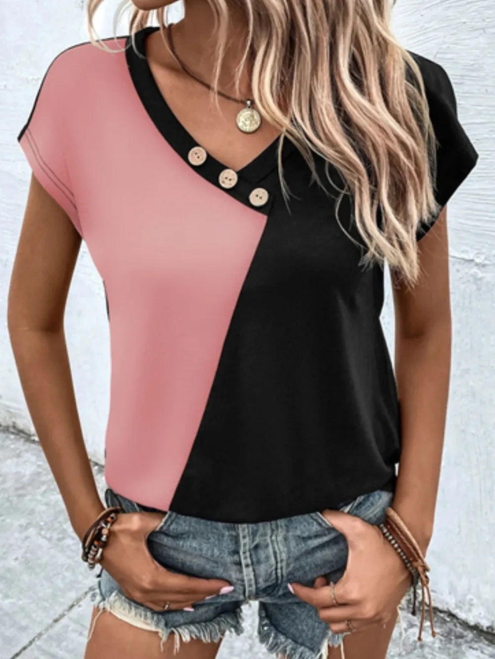 Camiseta cuello en V mujer de dos tonos con botones decorativos, ideal para el verano