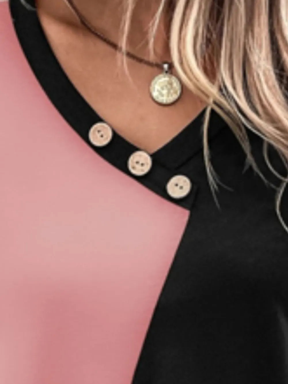 Camiseta cuello en V mujer con detalles de botones en color negro y rosa