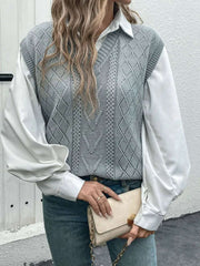 Mujer usando un chaleco de punto cuello en V gris sobre una blusa blanca con mangas abullonadas