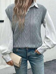 Chaleco de punto cuello en V gris con diseño de rombos, ideal para combinar con camisas blancas