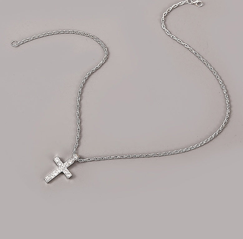 Collar cruz punk de USAdrop en plata con diseño sencillo y elegante para un look moderno
