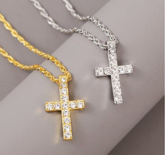 Collar cruz punk en dorado y plateado con piedras brillantes, ideal para un look audaz y moderno
