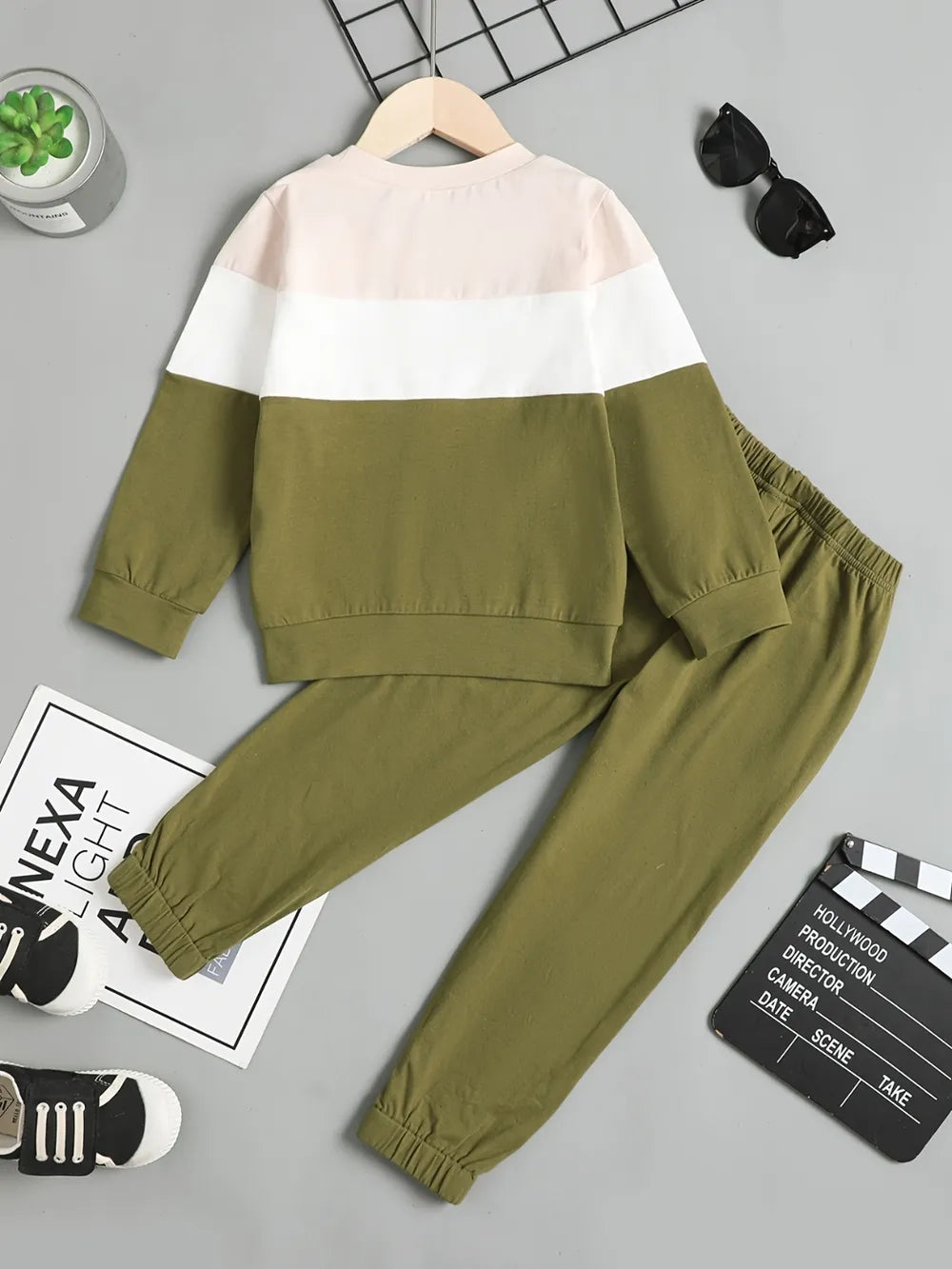 Conjunto infantil color block con sudadera y pantalones en tonos verde, rosa y blanco para niños