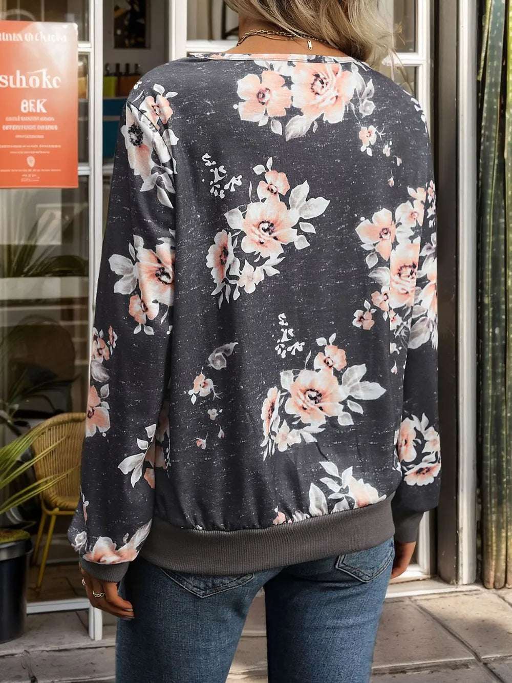 Jersey con capucha para mujer en negro con estampado floral en tonos rosados
