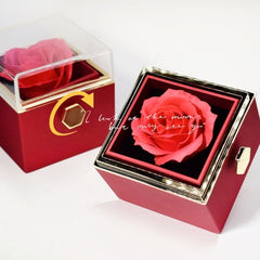 Joyero con rosa eterna en caja roja con tapa transparente y detalles dorados