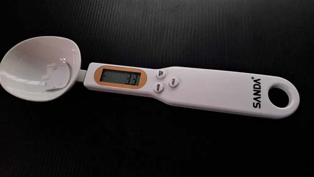 Medidor digital alimentos Sanda con pantalla LCD y cucharilla para precisión en la cocina