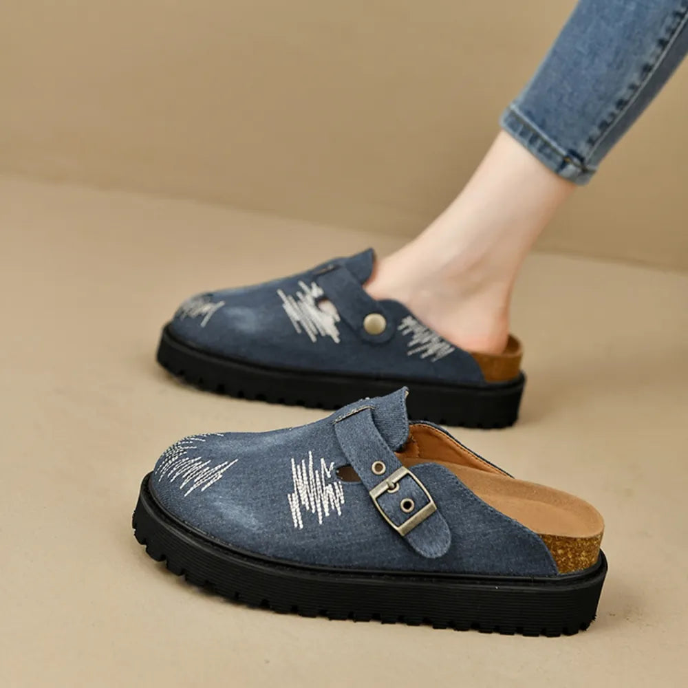 Mocasines con plataforma de denim azul con detalles bordados y hebilla decorativa